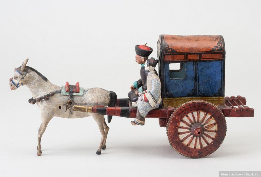 Двухколесные крытые повозки с фигурками возницы и пассажира (фото 2)