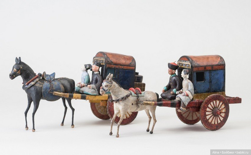 Двухколесные крытые повозки с фигурками возницы и пассажира (фото 3)