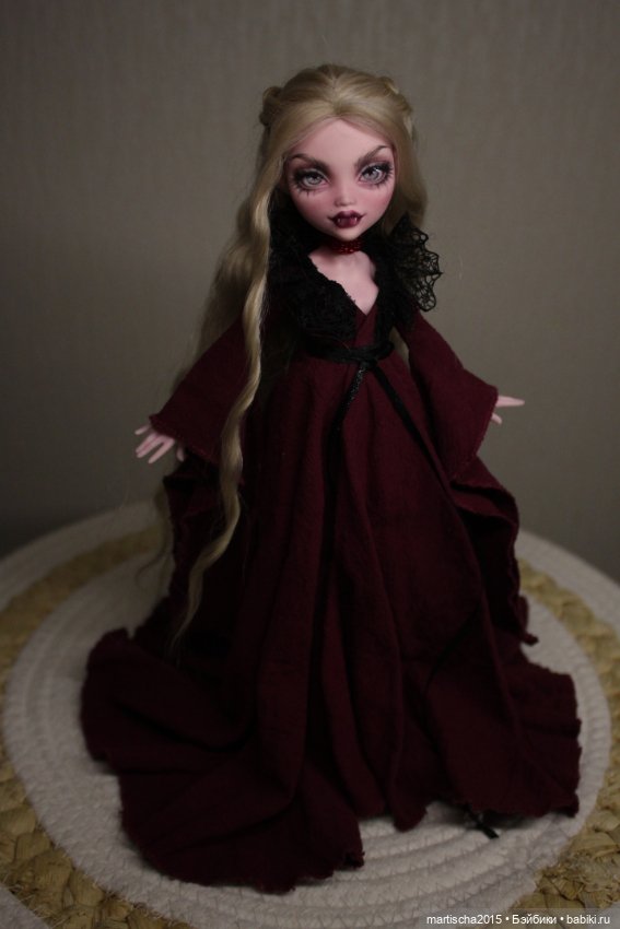 Леди вамп из Вестероса :)