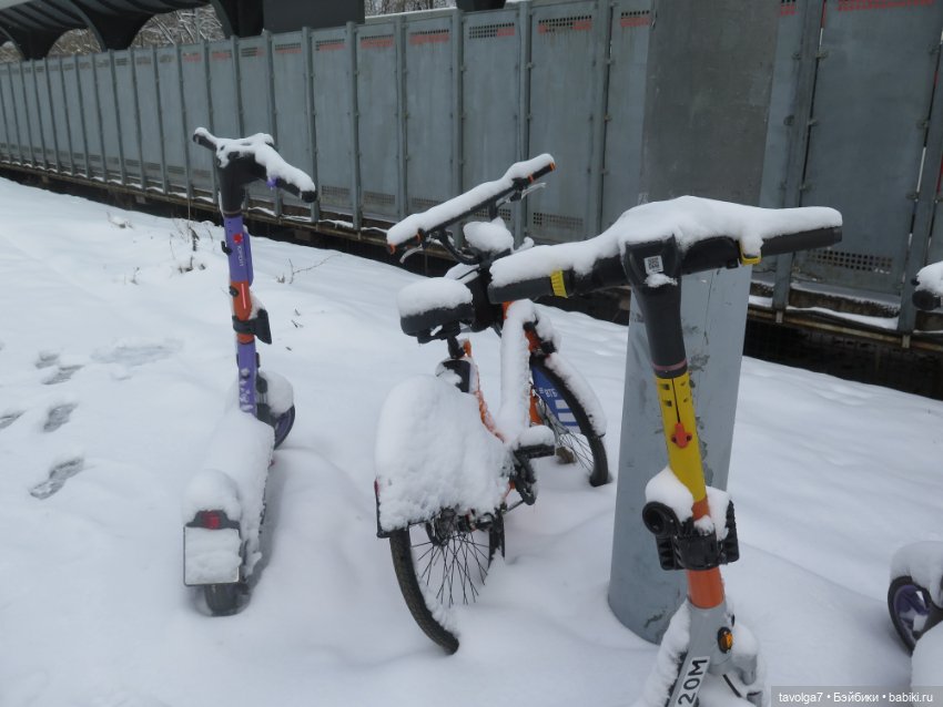 Jaggets Famosa мини и снег в Москве в апреле 2025 (фото 9)