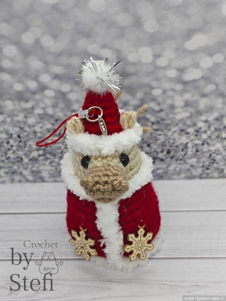 Лошадка (конь) в костюме Деда Мороза (фото 2)