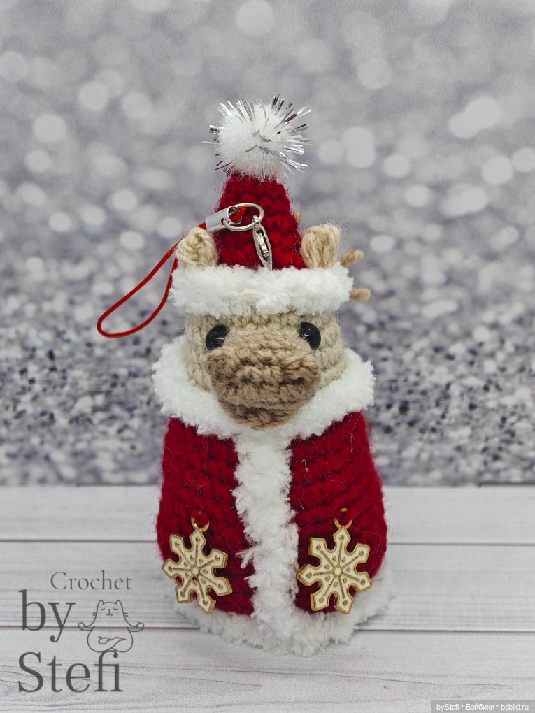 Лошадка (конь) в костюме Деда Мороза