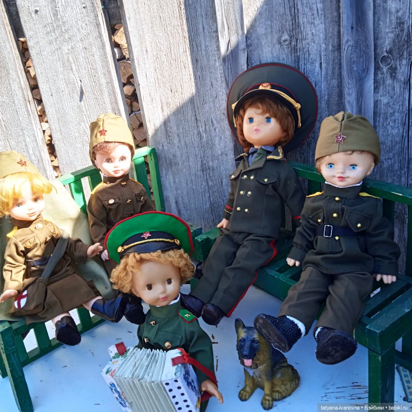 Песня на привале "Синий платочек" - слушают куклы