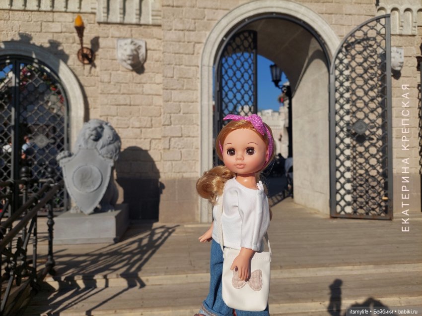 Эля знакомится с каменным львом (фото 4)