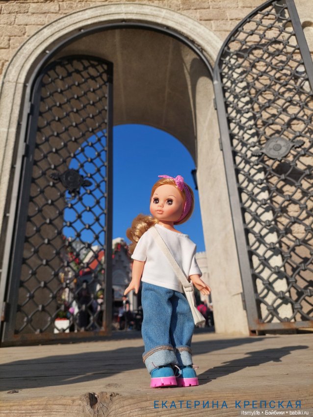 Эля знакомится с каменным львом (фото 7)