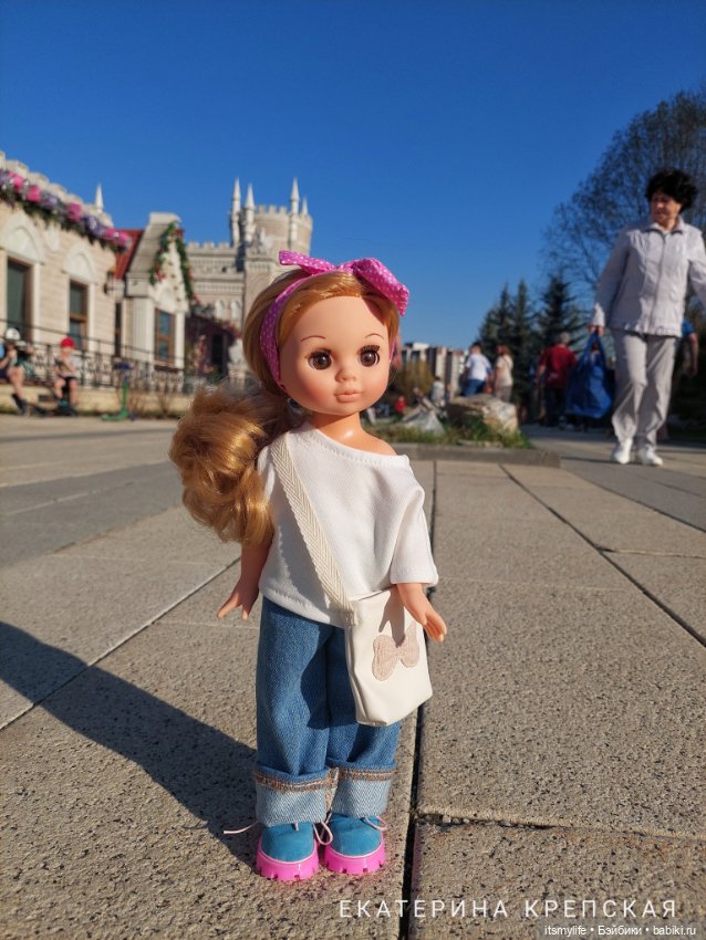 Эля знакомится с каменным львом