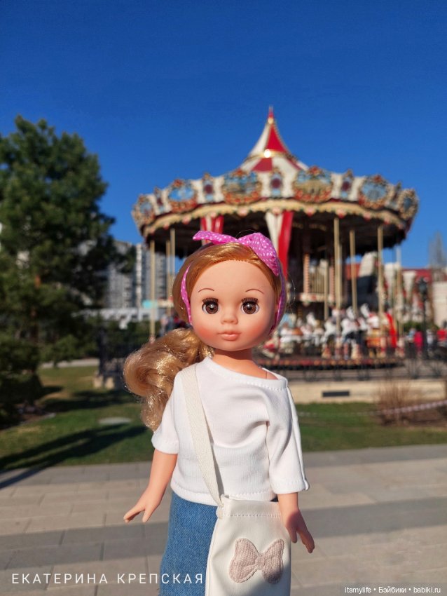 Эля знакомится с каменным львом (фото 2)