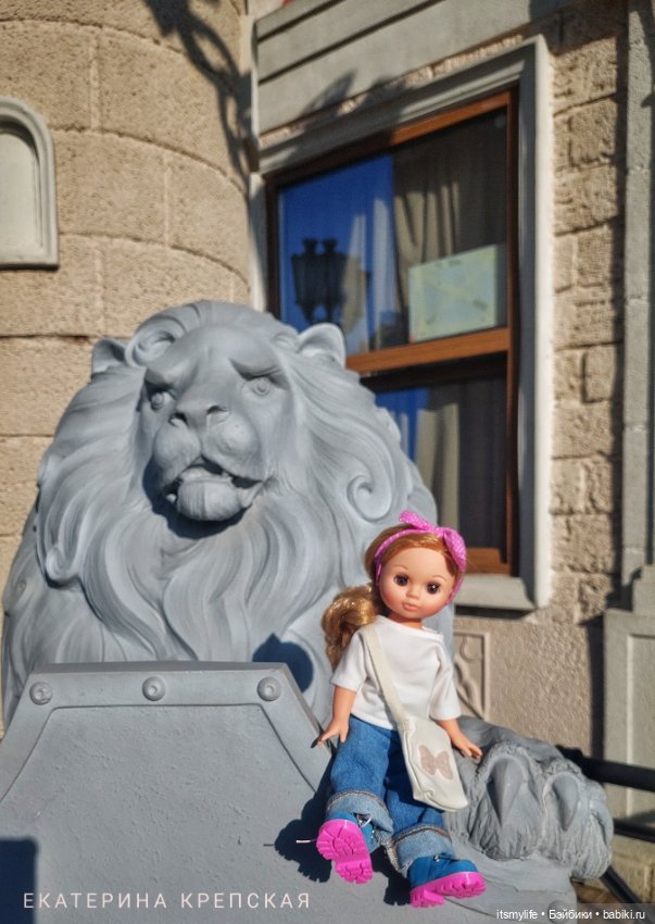 Эля знакомится с каменным львом (фото 5)