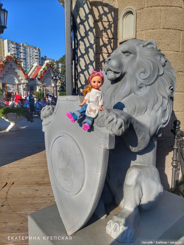 Эля знакомится с каменным львом (фото 6)