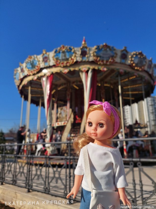 Эля знакомится с каменным львом (фото 3)