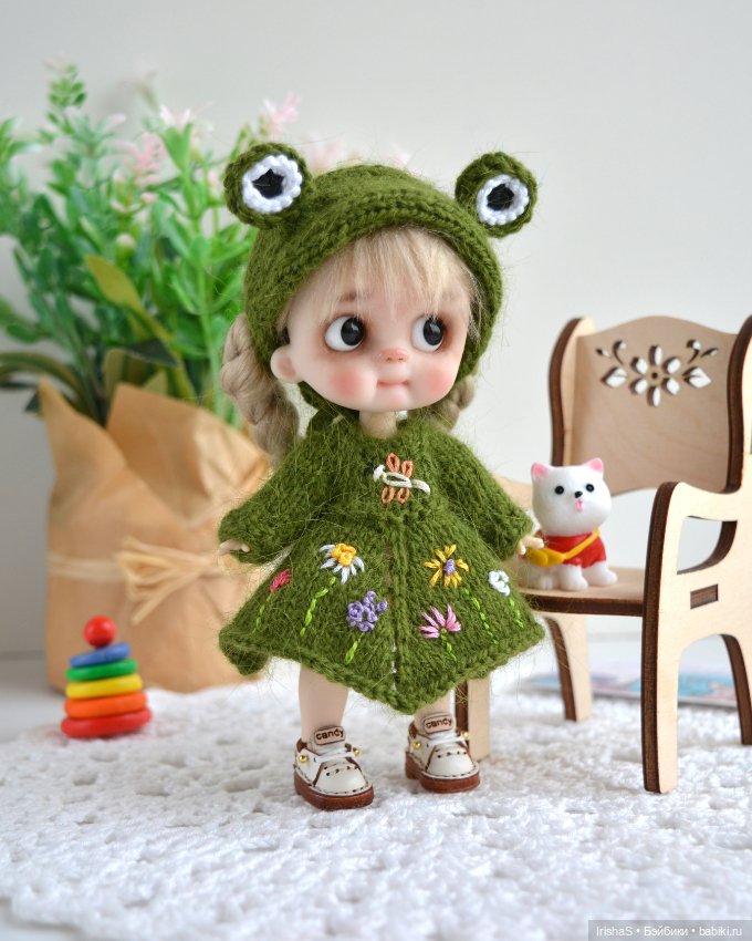 Модель нарядилась в лягушонка