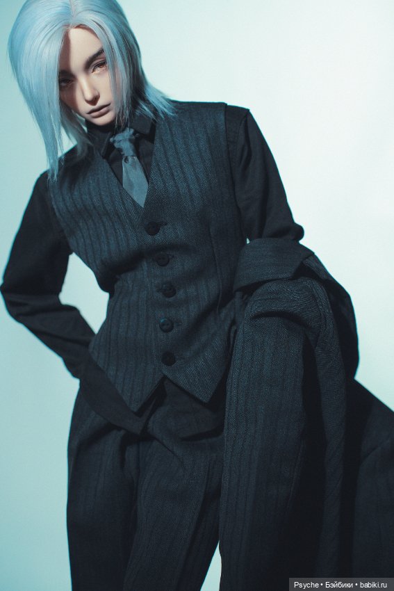 Between the edges of monochrome