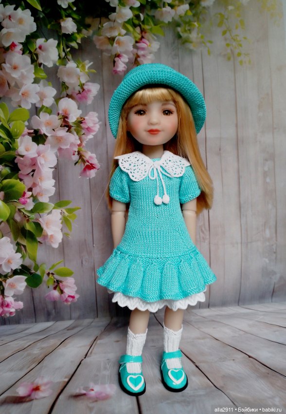 Два наряда по одной схеме на разных кукол