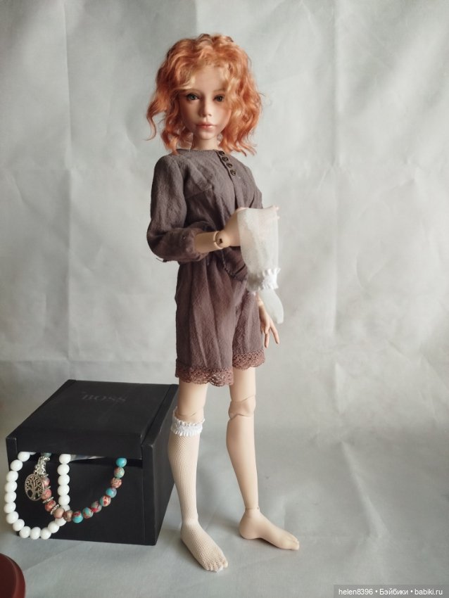 Девушка в красном или как шарф нашел новое применение