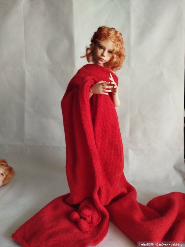Девушка в красном или как шарф нашел новое применение (фото 3)