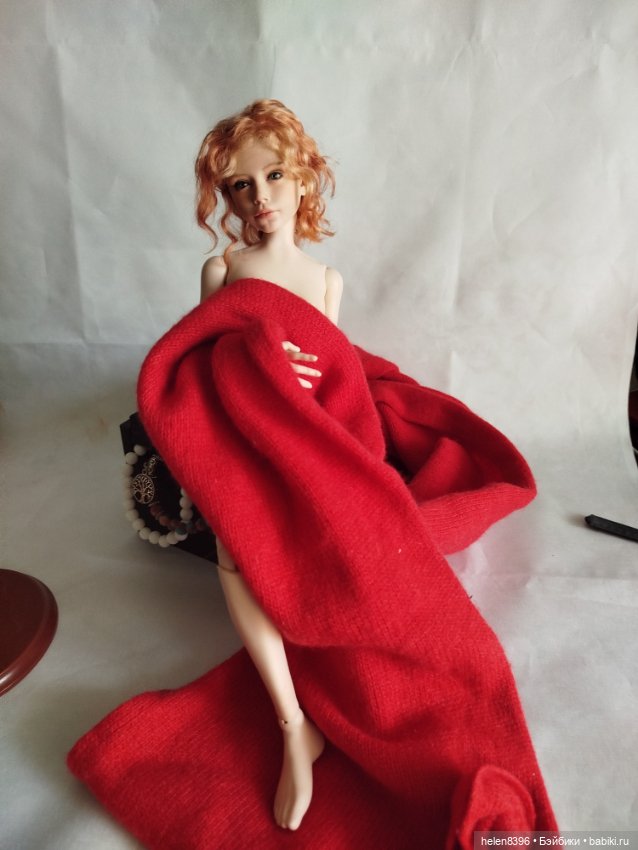 Девушка в красном или как шарф нашел новое применение (фото 6)