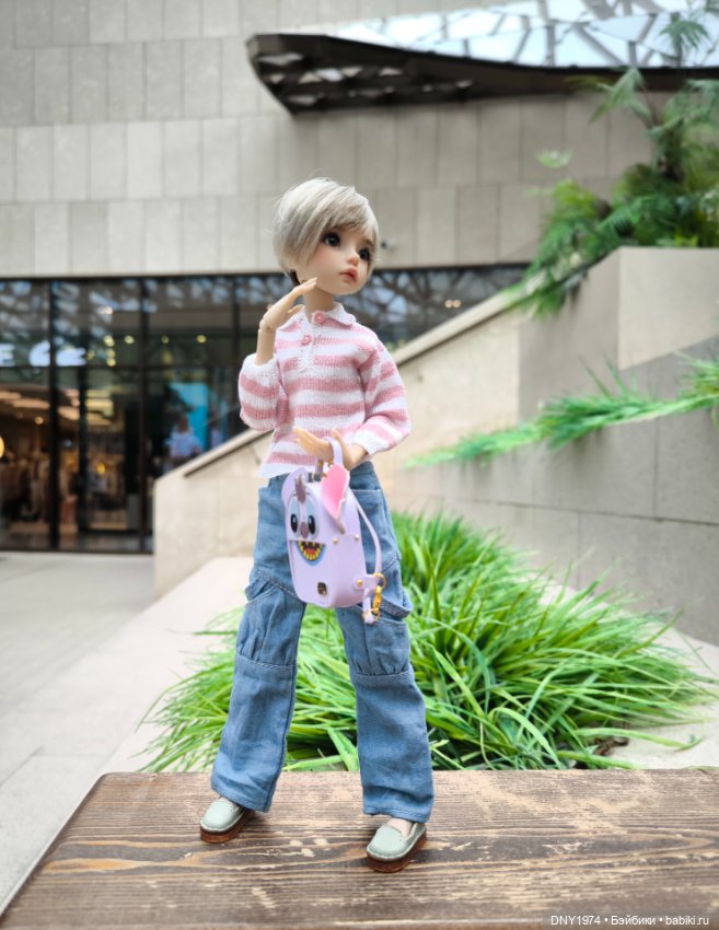 Алиса выгуливает новый рюкзак