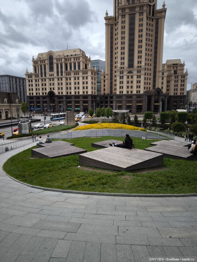 Алиса выгуливает новый рюкзак