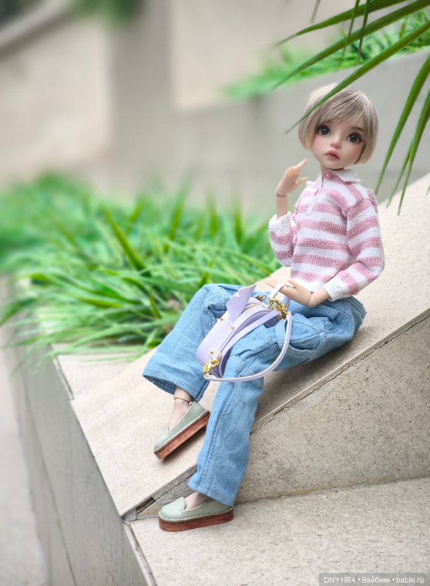 Алиса выгуливает новый рюкзак