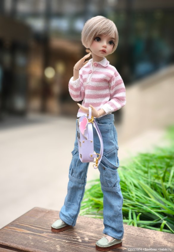 Алиса выгуливает новый рюкзак