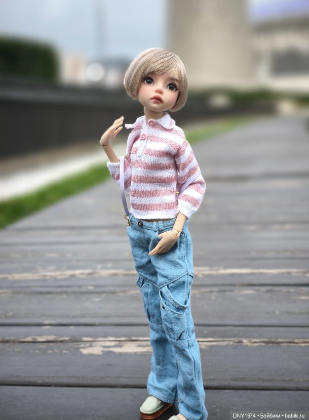 Алиса выгуливает новый рюкзак