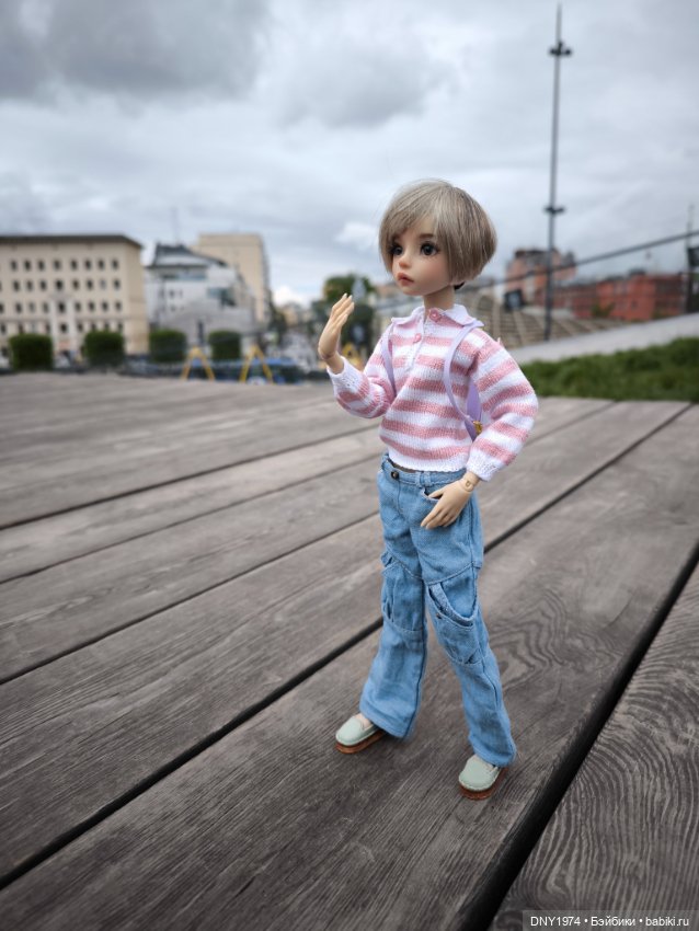 Алиса выгуливает новый рюкзак