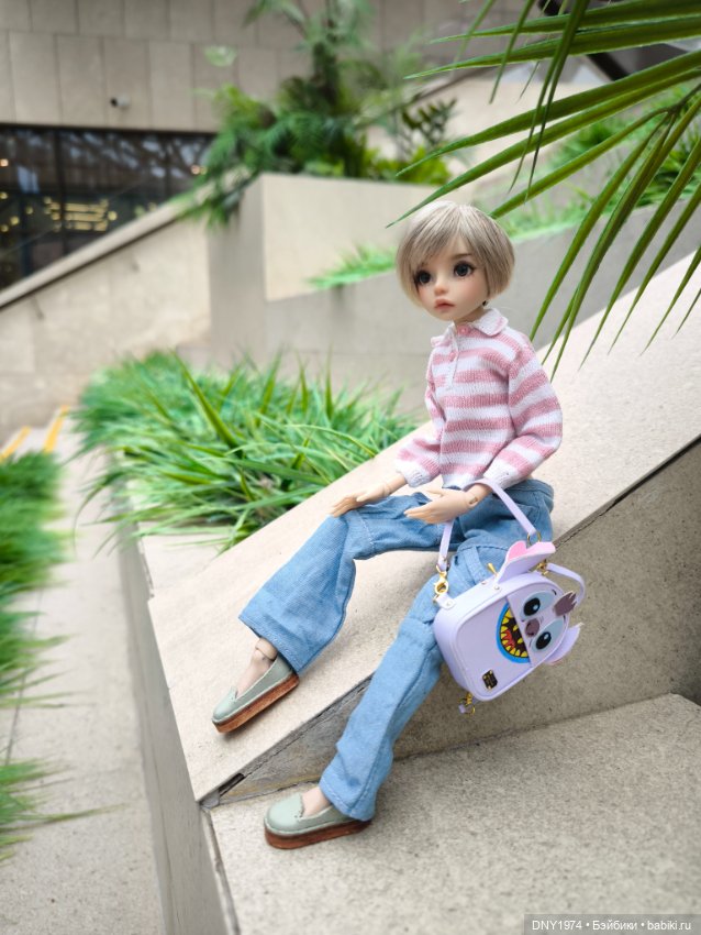 Алиса выгуливает новый рюкзак