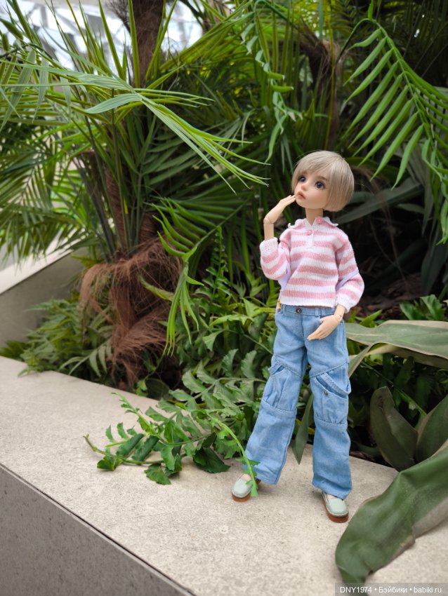 Алиса выгуливает новый рюкзак