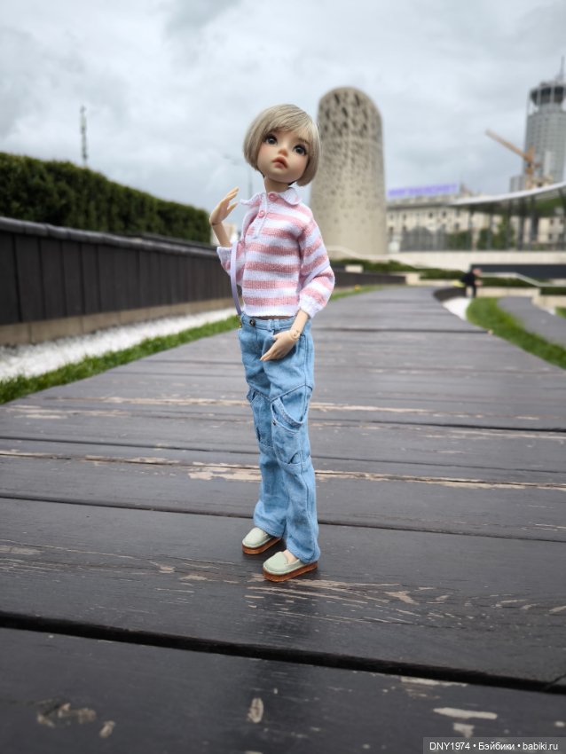 Алиса выгуливает новый рюкзак