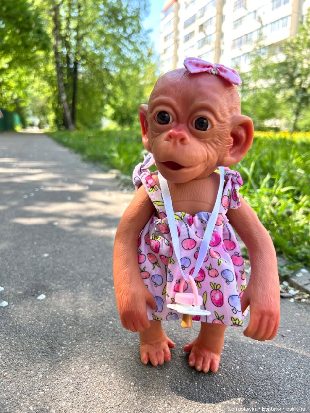 Как обезьянка Маня на площадке гуляла