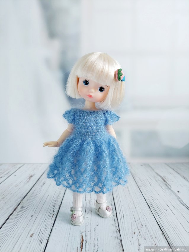 Сури примеряет новое платье