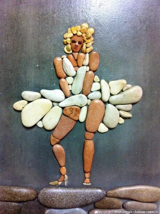 Художник составляет удивительно реалистичные картины из камней, найденных на пляже