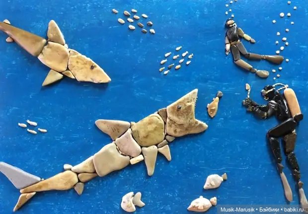 Художник составляет удивительно реалистичные картины из камней, найденных на пляже