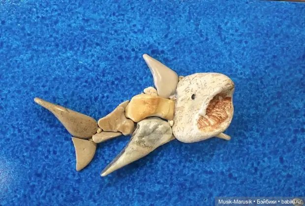 Художник составляет удивительно реалистичные картины из камней, найденных на пляже