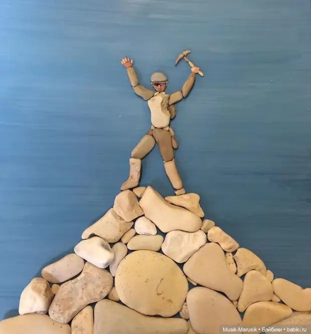 Художник составляет удивительно реалистичные картины из камней, найденных на пляже