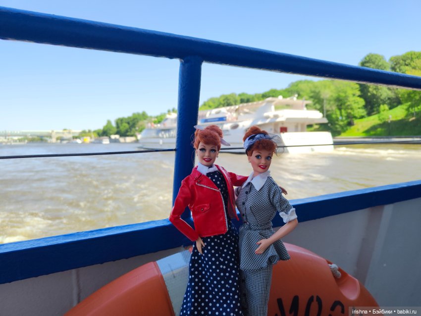 Прогулка двух Люси и двух куклопожружек