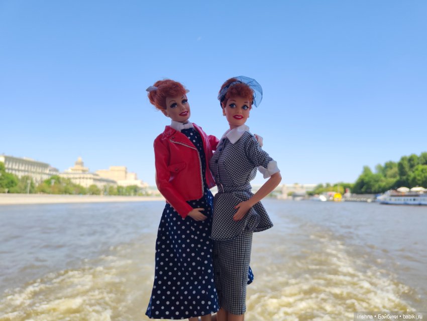 Прогулка двух Люси и двух куклопожружек