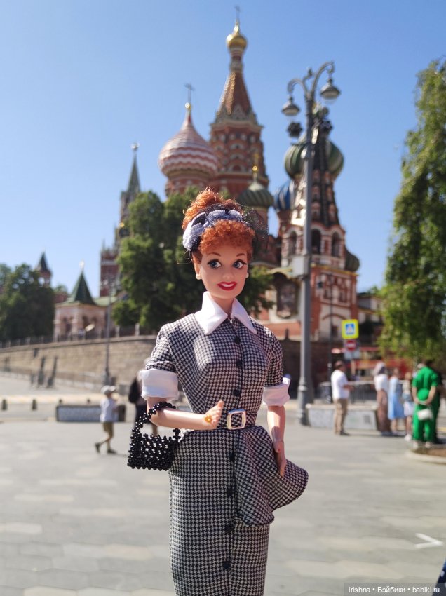 Прогулка двух Люси и двух куклопожружек