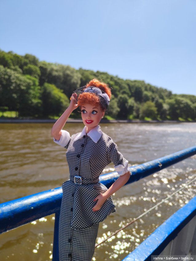 Прогулка двух Люси и двух куклопожружек