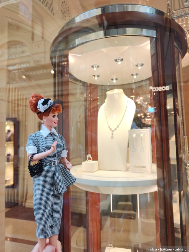 Прогулка двух Люси и двух куклопожружек