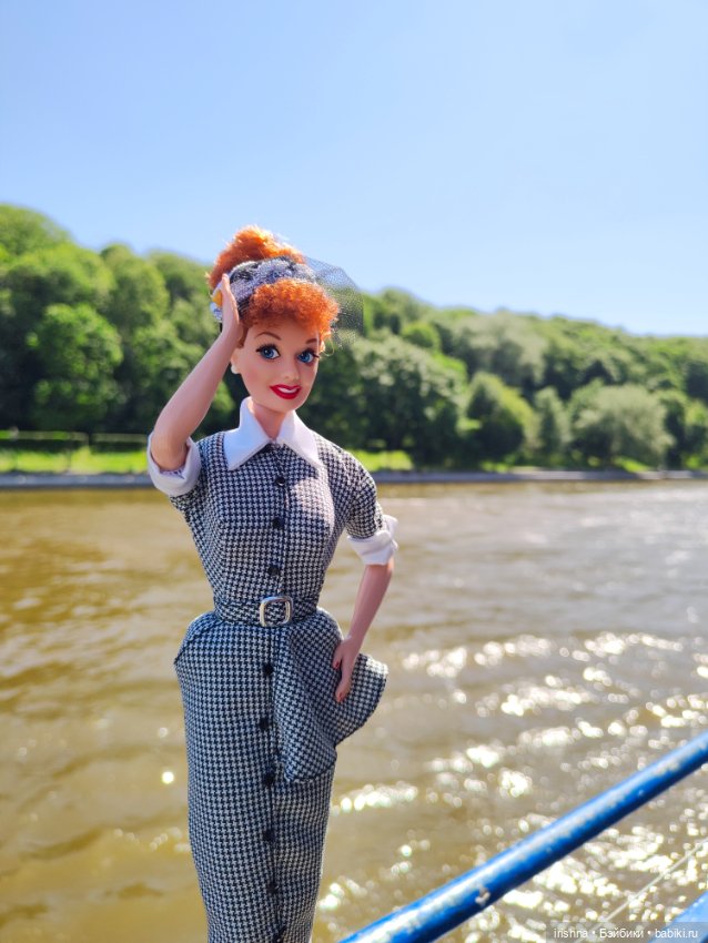 Прогулка двух Люси и двух куклопожружек