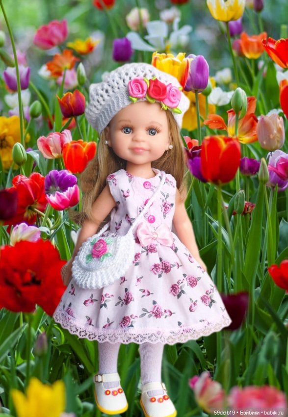 Много кукол, много нарядов, много природы и море цветов