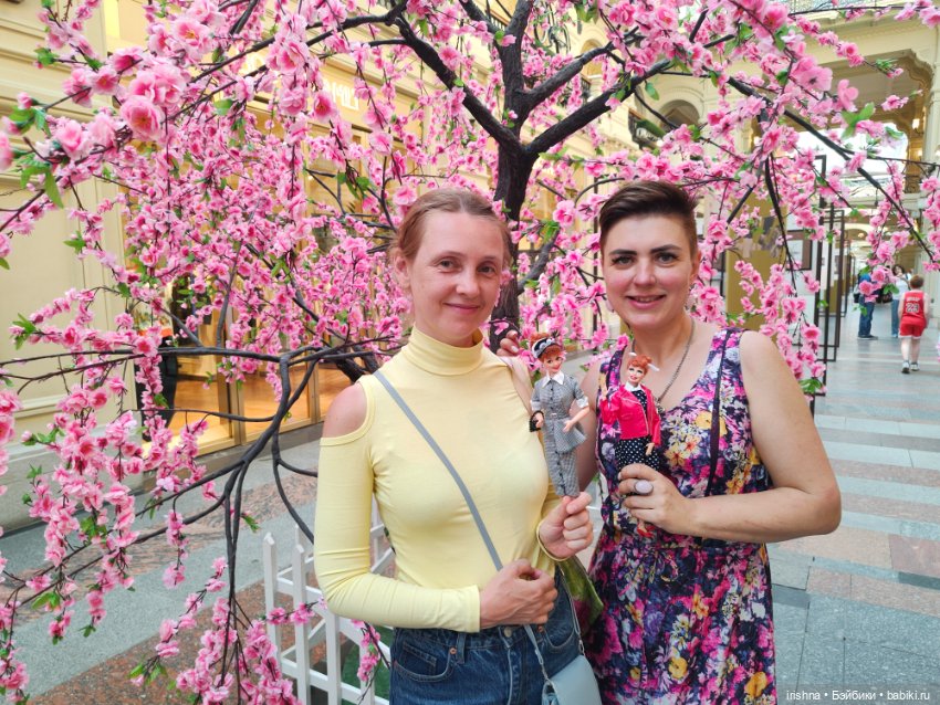 Прогулка двух Люси и двух куклопожружек