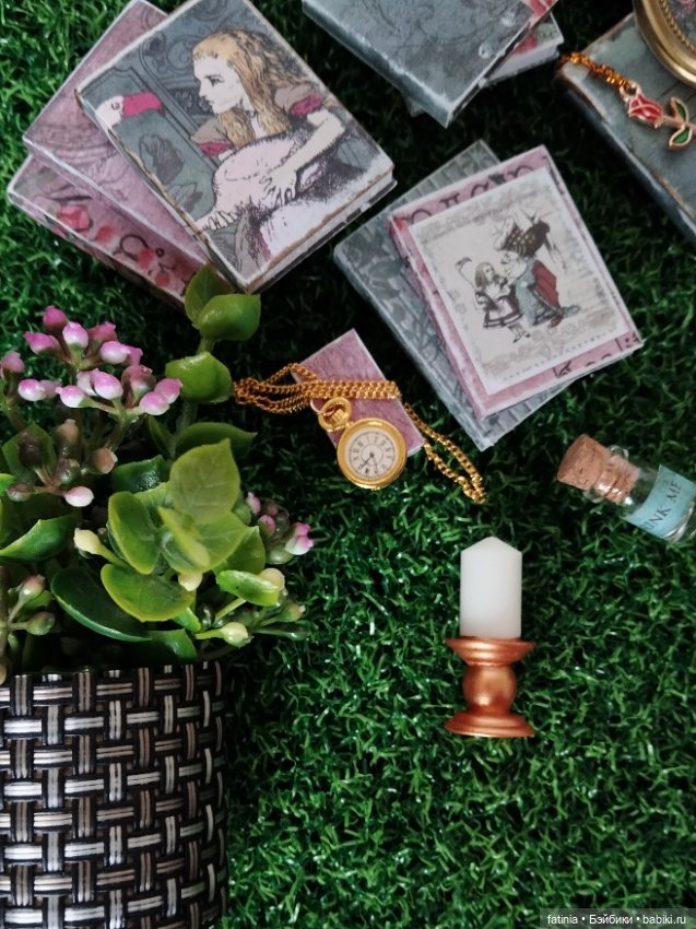 Подробнее о мелочах и деталях. Румбокс 1:8 уголок Алисы