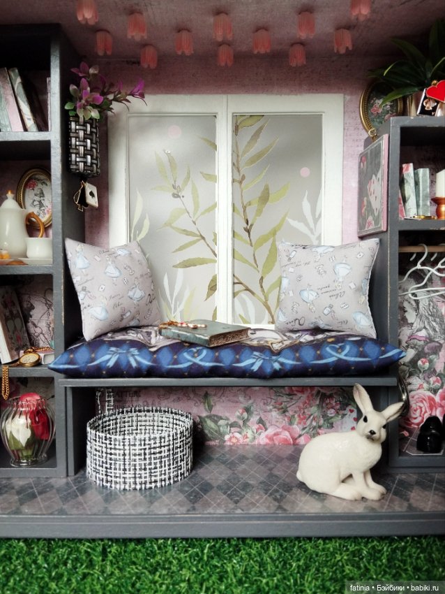 Подробнее о мелочах и деталях. Румбокс 1:8 уголок Алисы (фото 4)