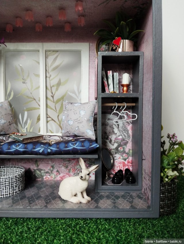 Подробнее о мелочах и деталях. Румбокс 1:8 уголок Алисы (фото 3)