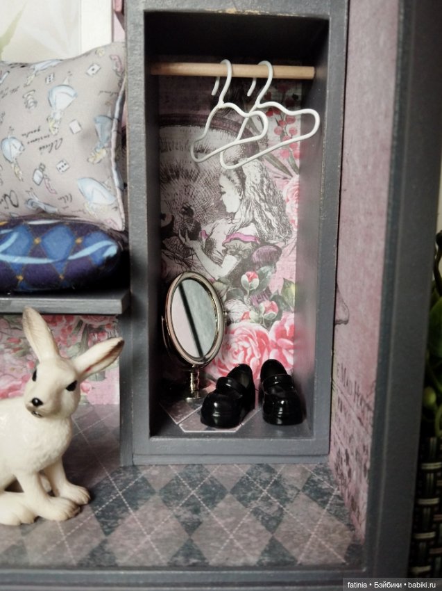 Подробнее о мелочах и деталях. Румбокс 1:8 уголок Алисы (фото 8)