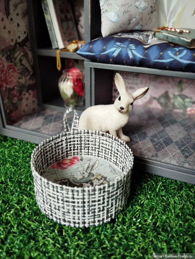 Подробнее о мелочах и деталях. Румбокс 1:8 уголок Алисы (фото 5)