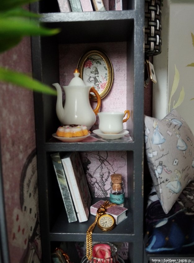 Подробнее о мелочах и деталях. Румбокс 1:8 уголок Алисы (фото 7)
