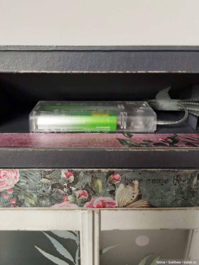 Подробнее о мелочах и деталях. Румбокс 1:8 уголок Алисы